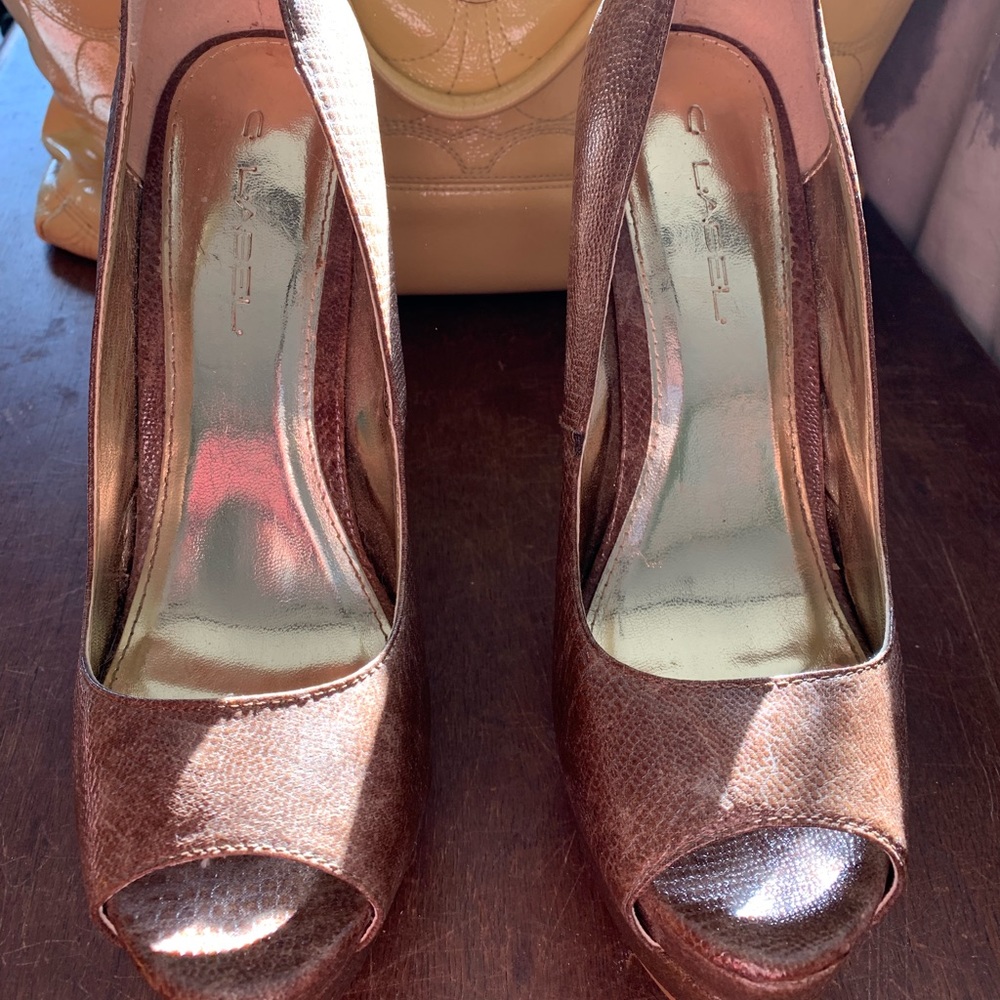 Brown peep-toe platform high heels!